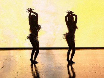 Văn Mai Hương - Chi Pu hòa giọng, múa bụng cực 'cháy' trong lần đầu kết hợp