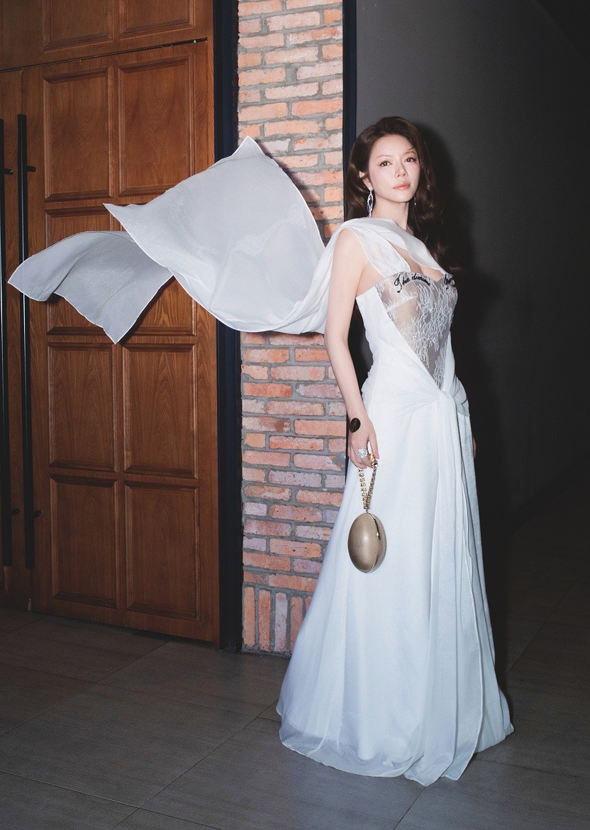 Lý Nhã Kỳ gây 'chấn động' tại sự kiện ra mắt MV 'Vườn hồng' của ca sĩ Văn Mai Hương