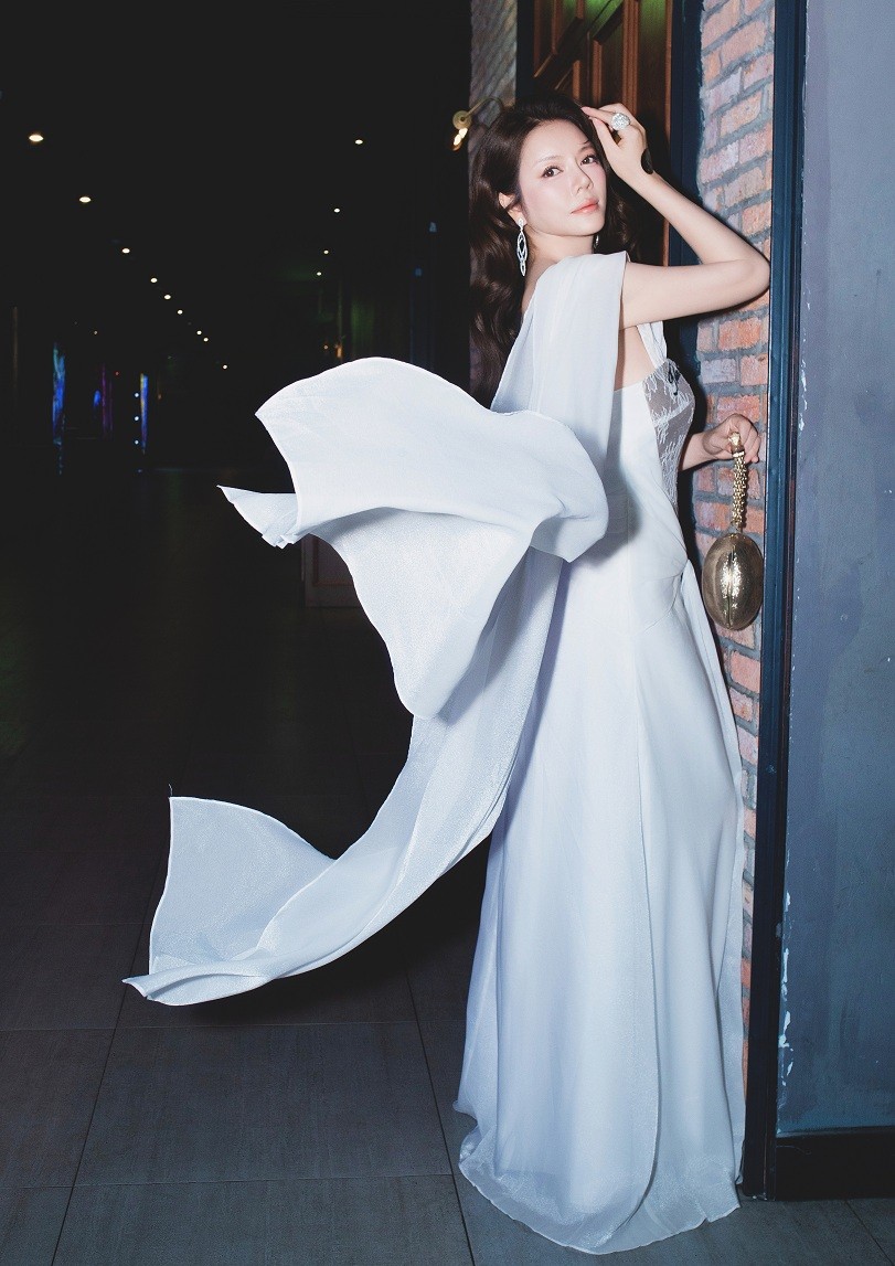 Lý Nhã Kỳ gây 'chấn động' tại sự kiện ra mắt MV 'Vườn hồng' của ca sĩ Văn Mai Hương