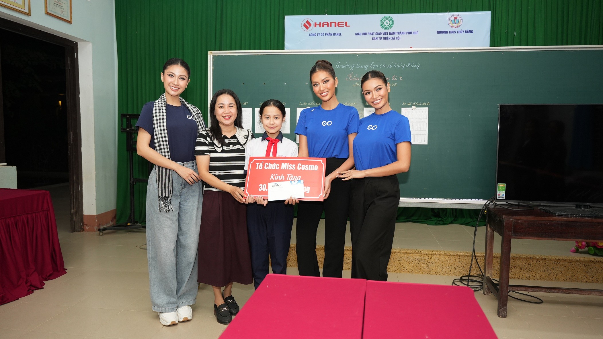 Đương kim 'Hoa hậu hoàn vũ Việt Nam' Phương Linh trao học bổng, động viên tinh thần học sinh tại Huế sau thiên tai