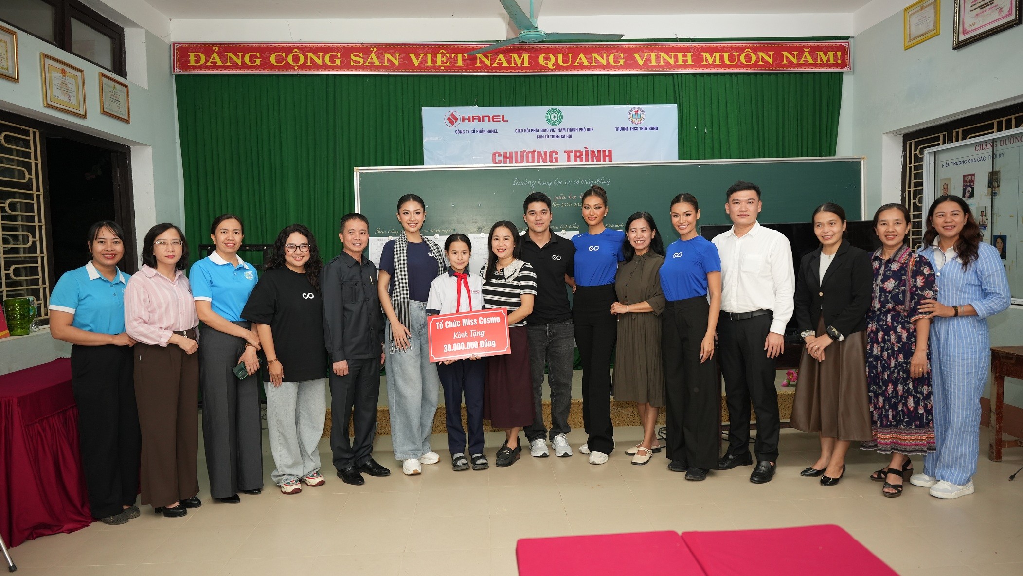 Đương kim 'Hoa hậu hoàn vũ Việt Nam' Phương Linh trao học bổng, động viên tinh thần học sinh tại Huế sau thiên tai