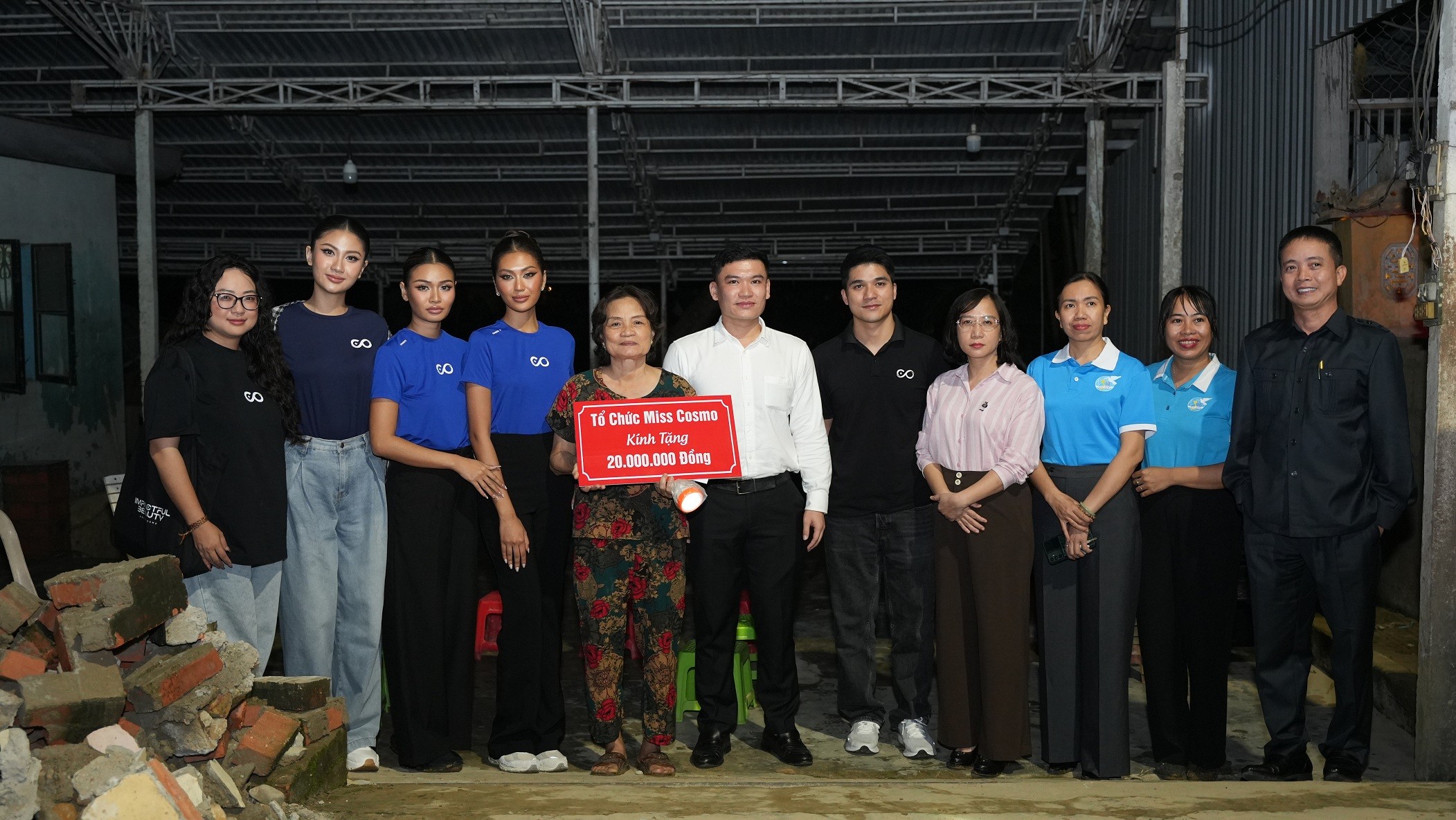 Đương kim 'Hoa hậu hoàn vũ Việt Nam' Phương Linh trao học bổng, động viên tinh thần học sinh tại Huế sau thiên tai