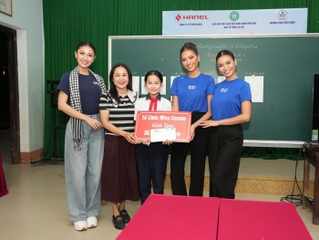 Đương kim 'Hoa hậu hoàn vũ Việt Nam' Phương Linh trao học bổng, động viên tinh thần học sinh tại Huế sau thiên tai