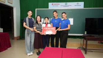 Đương kim 'Hoa hậu hoàn vũ Việt Nam' Phương Linh trao học bổng, động viên tinh thần học sinh tại Huế sau thiên tai