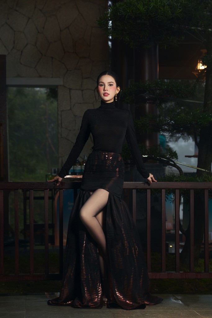 Á hậu 2 'Miss Earth Vietnam 2025' Linh Đan mở màn ấn tượng cho BST 'Chốn ấy' của Adrian Anh Tuấn tại Sa Pa