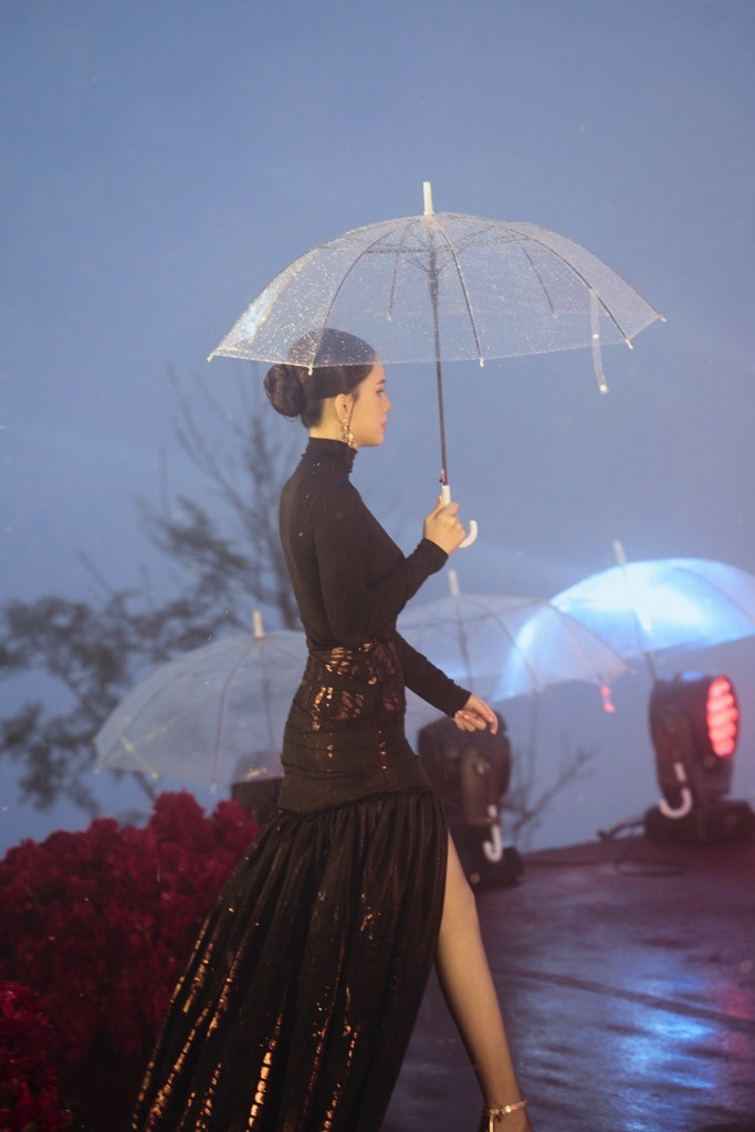 Á hậu 2 'Miss Earth Vietnam 2025' Linh Đan mở màn ấn tượng cho BST 'Chốn ấy' của Adrian Anh Tuấn tại Sa Pa