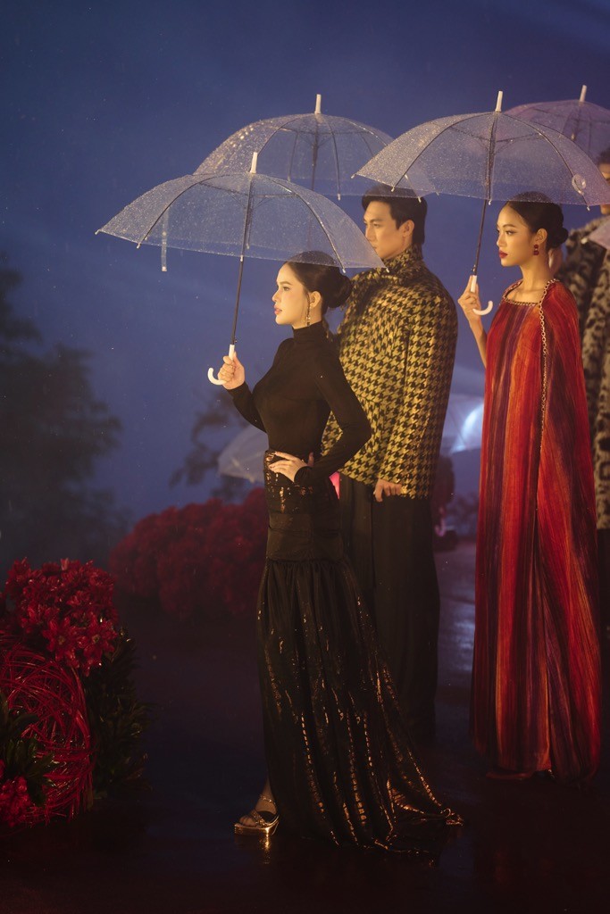 Á hậu 2 'Miss Earth Vietnam 2025' Linh Đan mở màn ấn tượng cho BST 'Chốn ấy' của Adrian Anh Tuấn tại Sa Pa