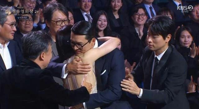 Hyun Bin - Son Ye Jin làm nên lịch sử với loạt giải thưởng tại Rồng Xanh 2025