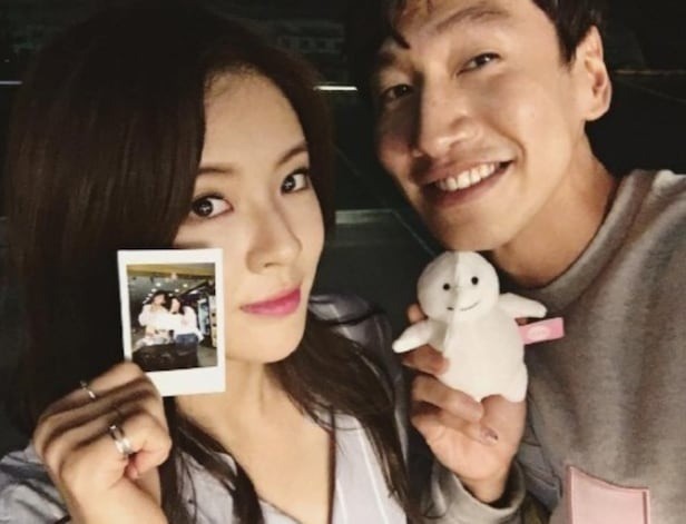 Khoảnh khắc tình tứ của Lee Kwang Soo và Lee Sun Bin tại Rồng Xanh gây sốt