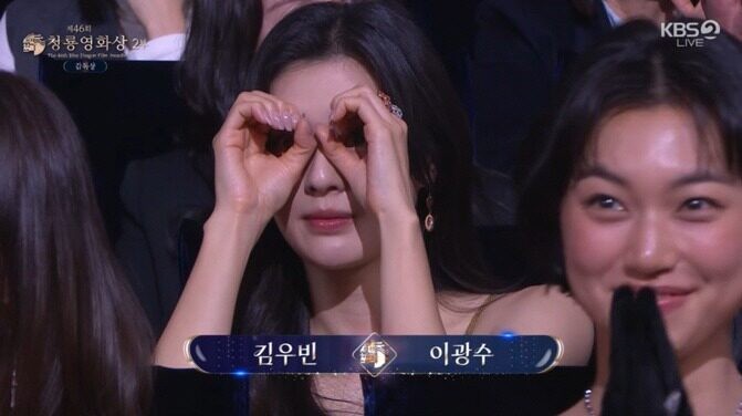 Khoảnh khắc tình tứ của Lee Kwang Soo và Lee Sun Bin tại Rồng Xanh gây sốt