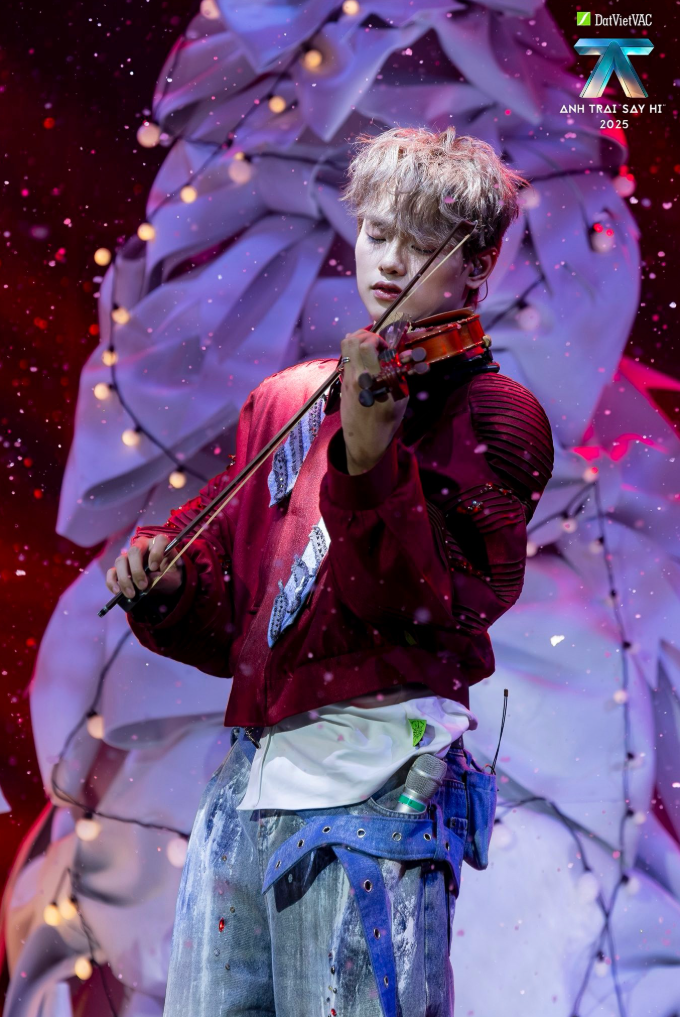 buitruonglinh gây sốt, được dự đoán nằm trong 'Best 5' tại 'Anh Trai Say Hi'