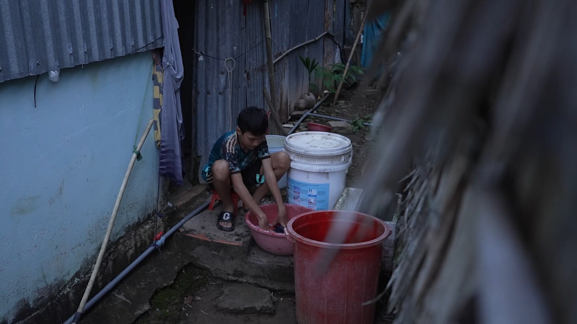 'Mái ấm gia đình Việt': Chế Nguyễn Quỳnh Châu, Hồ Phi Nal bật khóc trước đôi vợ chồng khuyết tật sớm hôm bán vé số nuôi con ăn học
