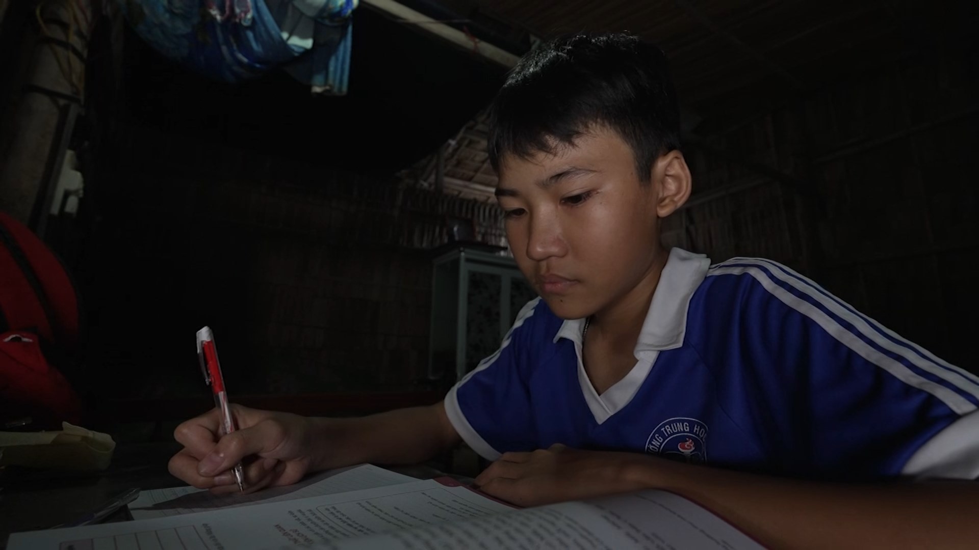 'Mái ấm gia đình Việt': Chế Nguyễn Quỳnh Châu, Hồ Phi Nal bật khóc trước đôi vợ chồng khuyết tật sớm hôm bán vé số nuôi con ăn học