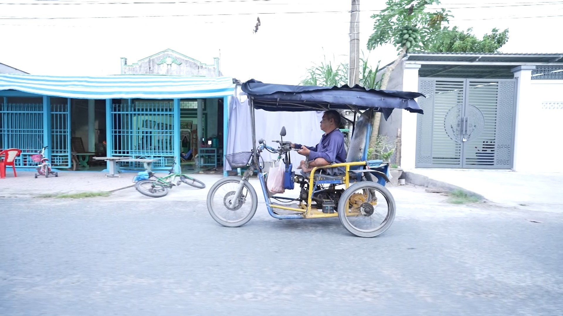 'Mái ấm gia đình Việt': Chế Nguyễn Quỳnh Châu, Hồ Phi Nal bật khóc trước đôi vợ chồng khuyết tật sớm hôm bán vé số nuôi con ăn học