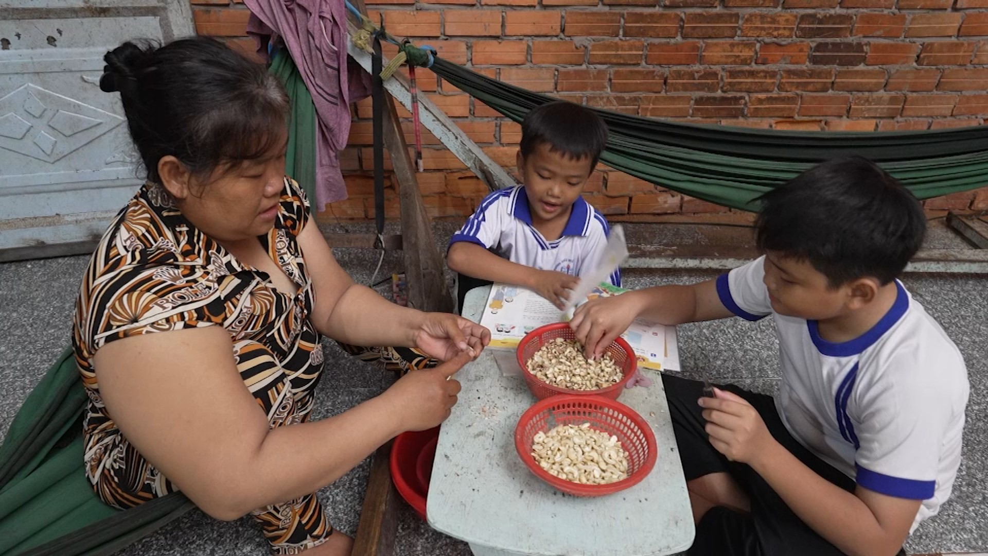 'Mái ấm gia đình Việt': Chế Nguyễn Quỳnh Châu, Hồ Phi Nal bật khóc trước đôi vợ chồng khuyết tật sớm hôm bán vé số nuôi con ăn học