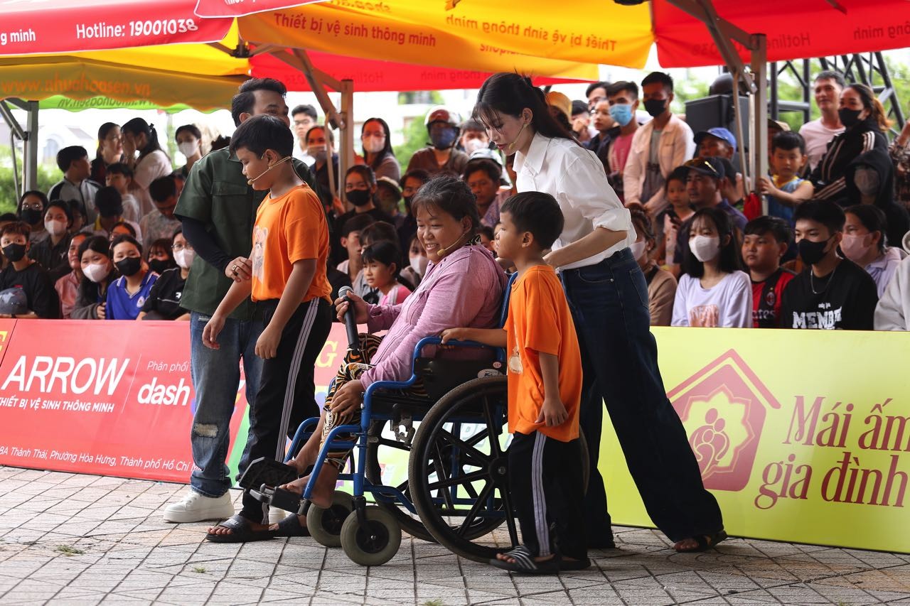 'Mái ấm gia đình Việt': Chế Nguyễn Quỳnh Châu, Hồ Phi Nal bật khóc trước đôi vợ chồng khuyết tật sớm hôm bán vé số nuôi con ăn học