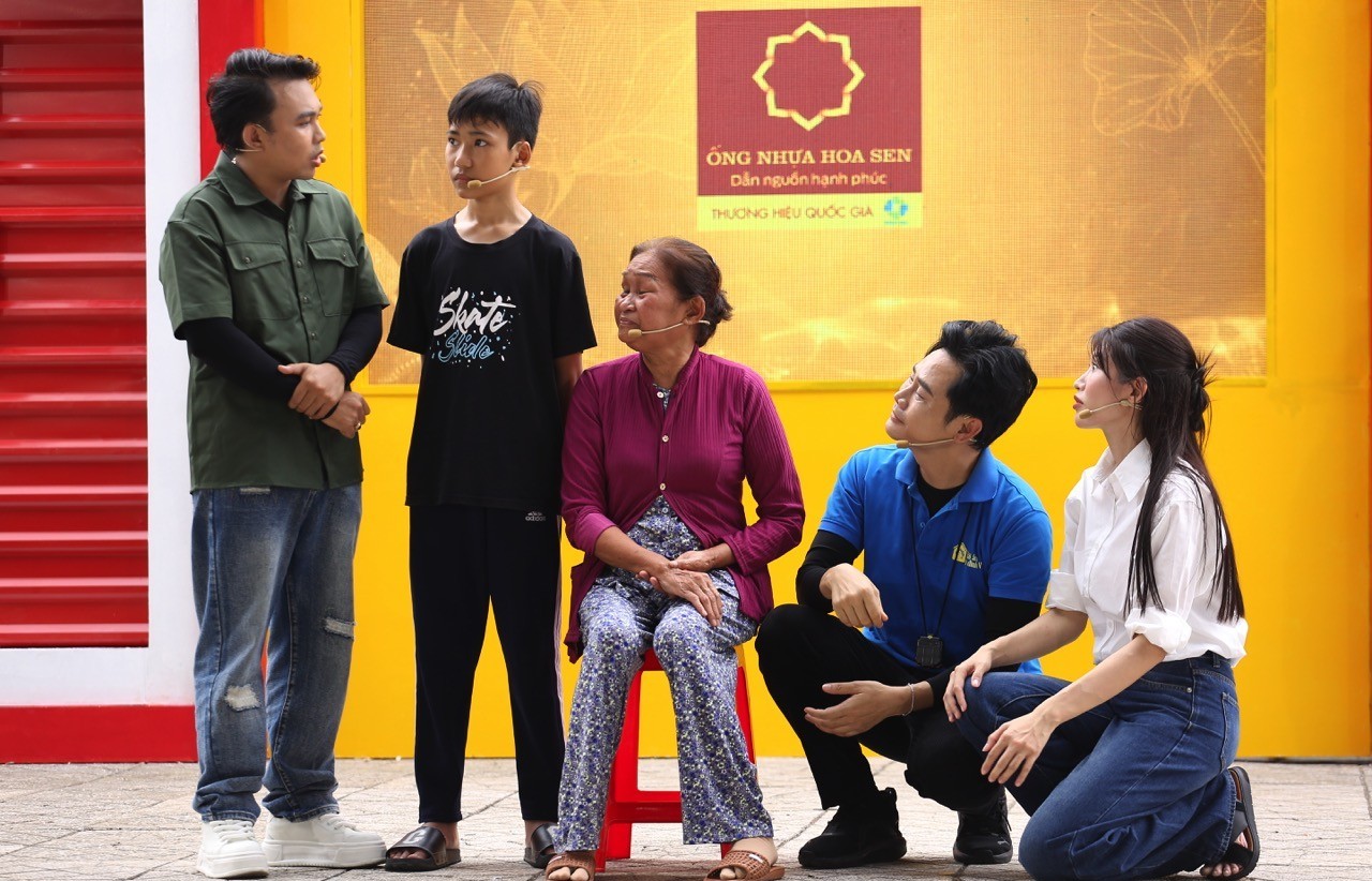 'Mái ấm gia đình Việt': Chế Nguyễn Quỳnh Châu, Hồ Phi Nal bật khóc trước đôi vợ chồng khuyết tật sớm hôm bán vé số nuôi con ăn học