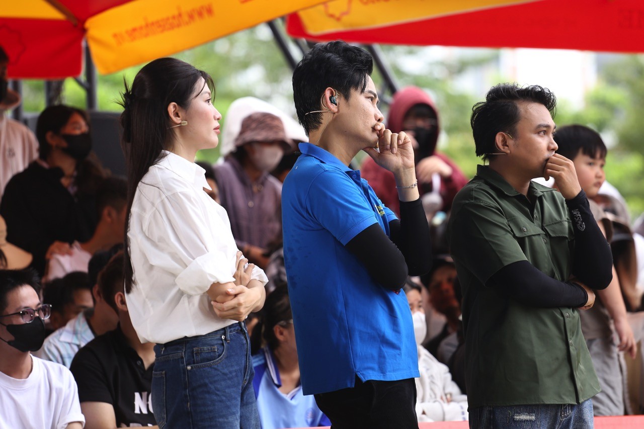 'Mái ấm gia đình Việt': Chế Nguyễn Quỳnh Châu, Hồ Phi Nal bật khóc trước đôi vợ chồng khuyết tật sớm hôm bán vé số nuôi con ăn học