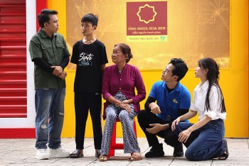 'Mái ấm gia đình Việt': Chế Nguyễn Quỳnh Châu, Hồ Phi Nal bật khóc trước đôi vợ chồng khuyết tật sớm hôm bán vé số nuôi con ăn học