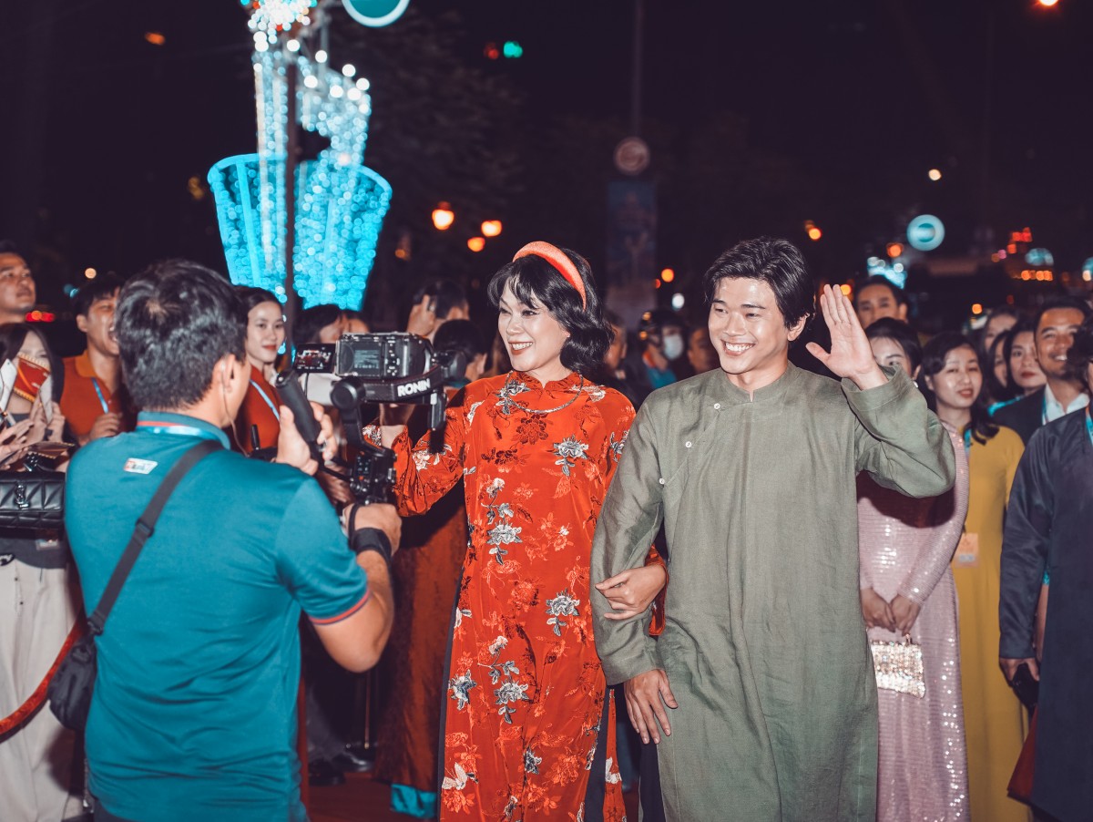 Dàn sao Việt xuất hiện tại thảm đỏ Liên hoan phim Việt Nam lần thứ 24