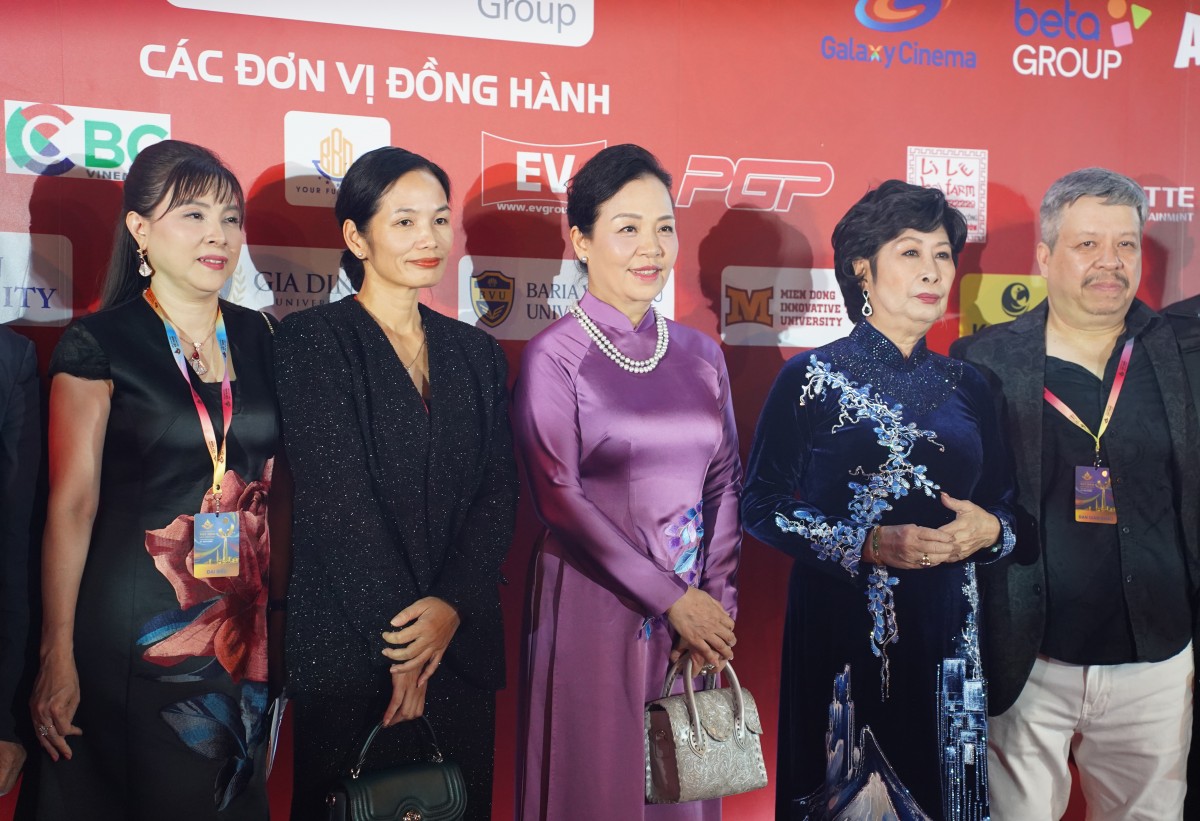 Dàn sao Việt xuất hiện tại thảm đỏ Liên hoan phim Việt Nam lần thứ 24