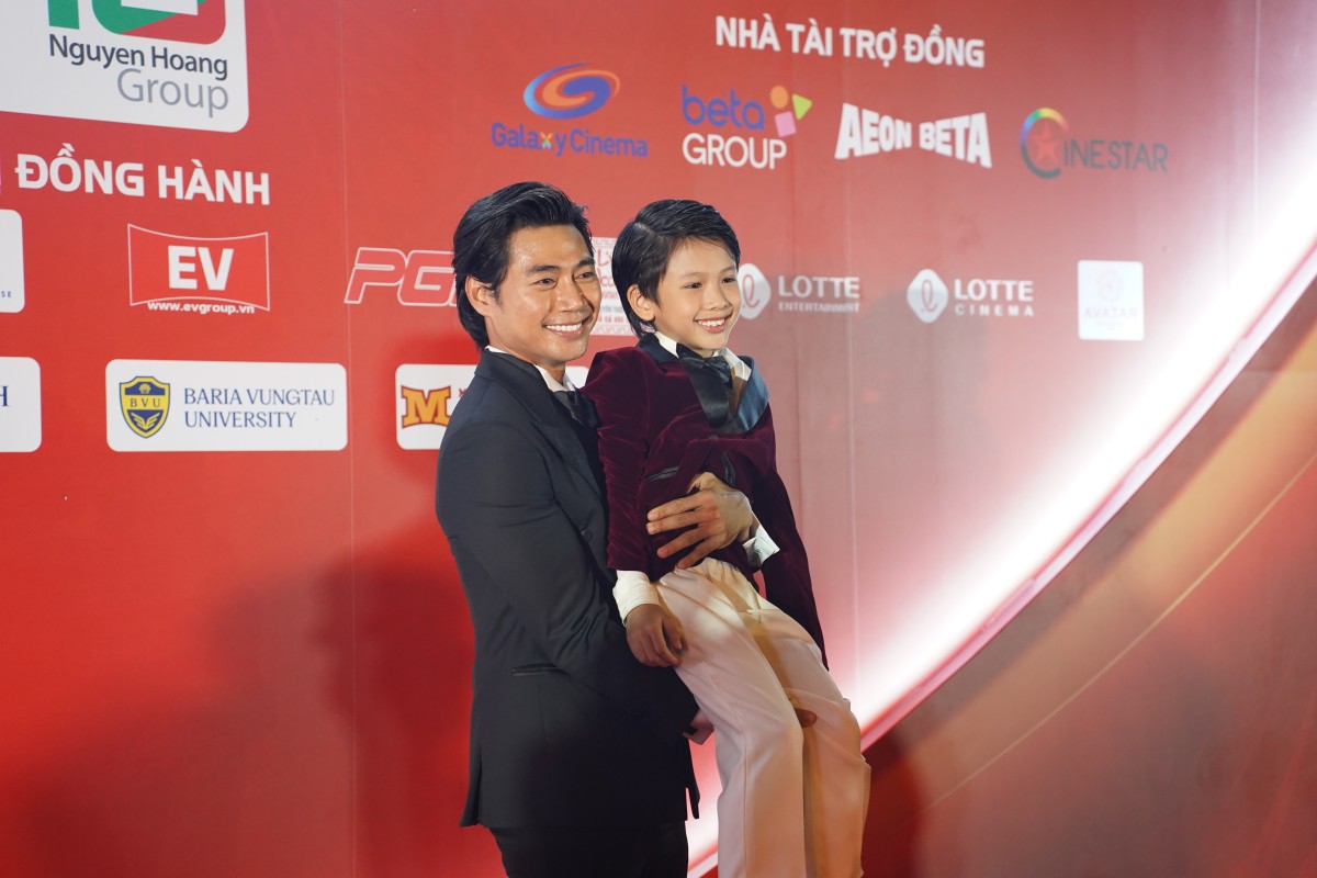 Dàn sao Việt xuất hiện tại thảm đỏ Liên hoan phim Việt Nam lần thứ 24