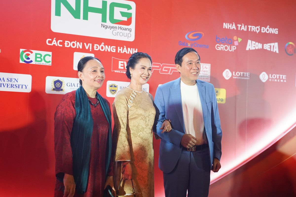 Dàn sao Việt xuất hiện tại thảm đỏ Liên hoan phim Việt Nam lần thứ 24