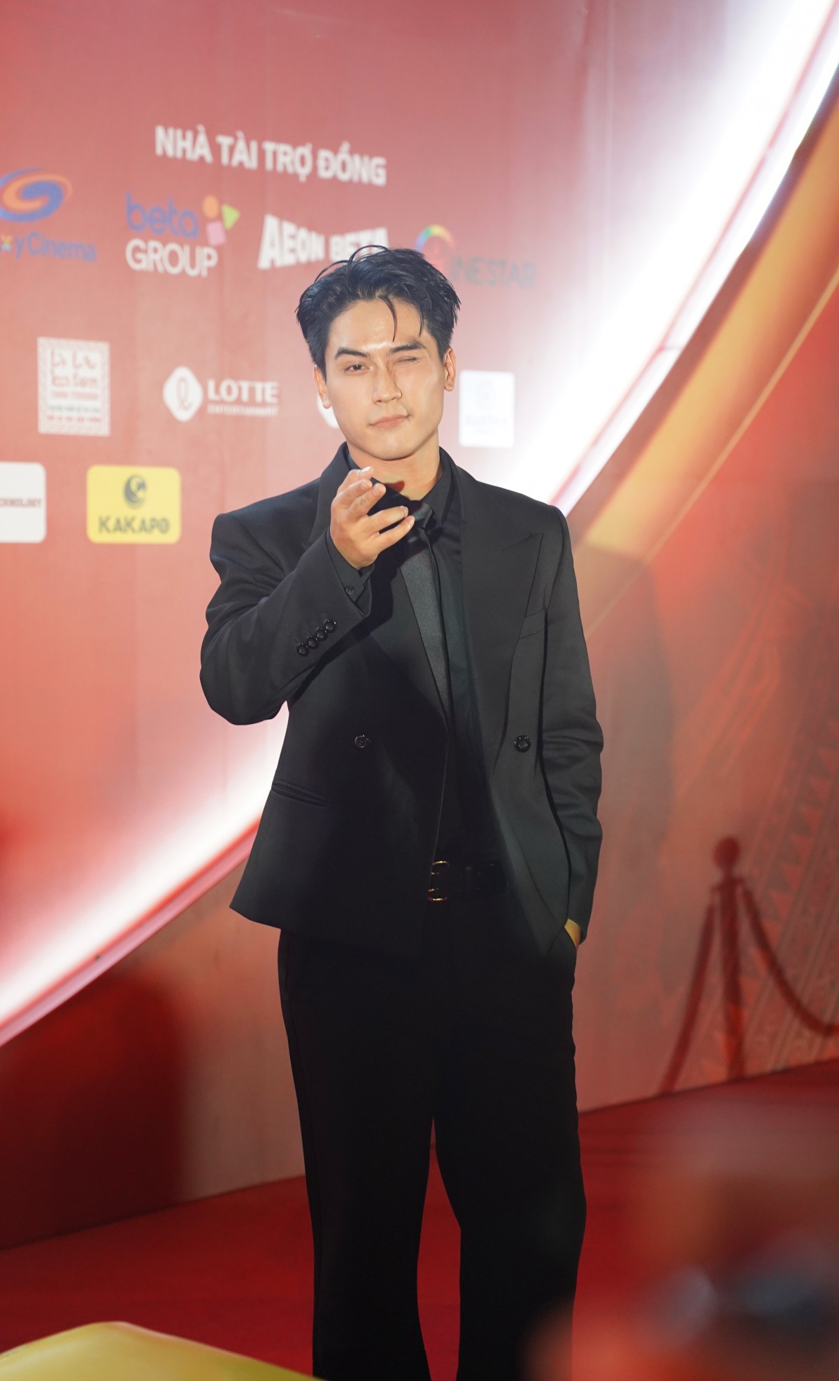 Dàn sao Việt xuất hiện tại thảm đỏ Liên hoan phim Việt Nam lần thứ 24