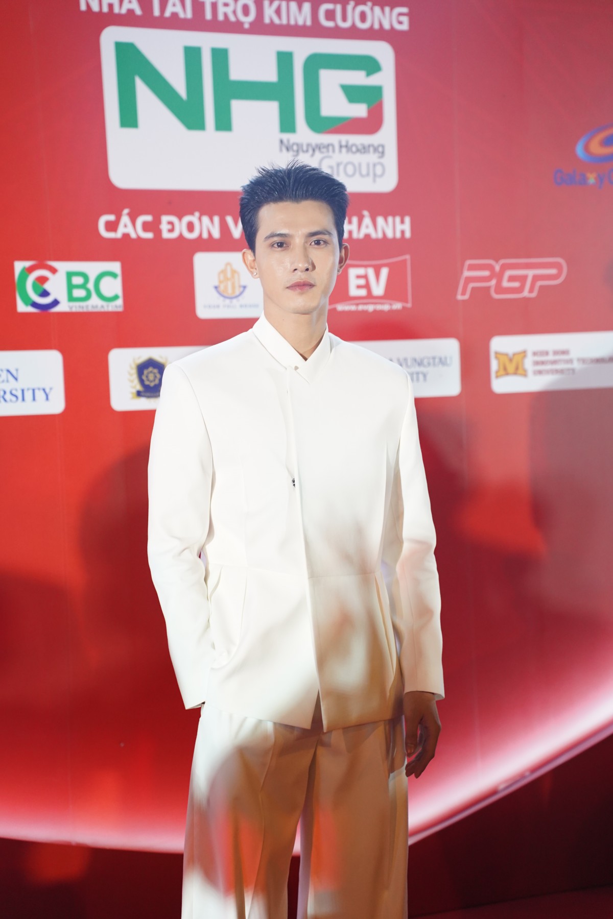 Dàn sao Việt xuất hiện tại thảm đỏ Liên hoan phim Việt Nam lần thứ 24