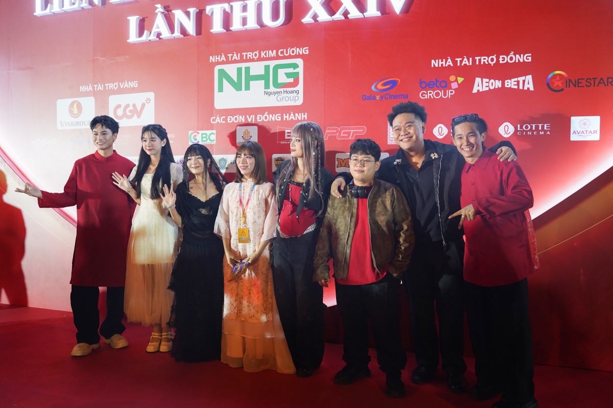 Dàn sao Việt xuất hiện tại thảm đỏ Liên hoan phim Việt Nam lần thứ 24