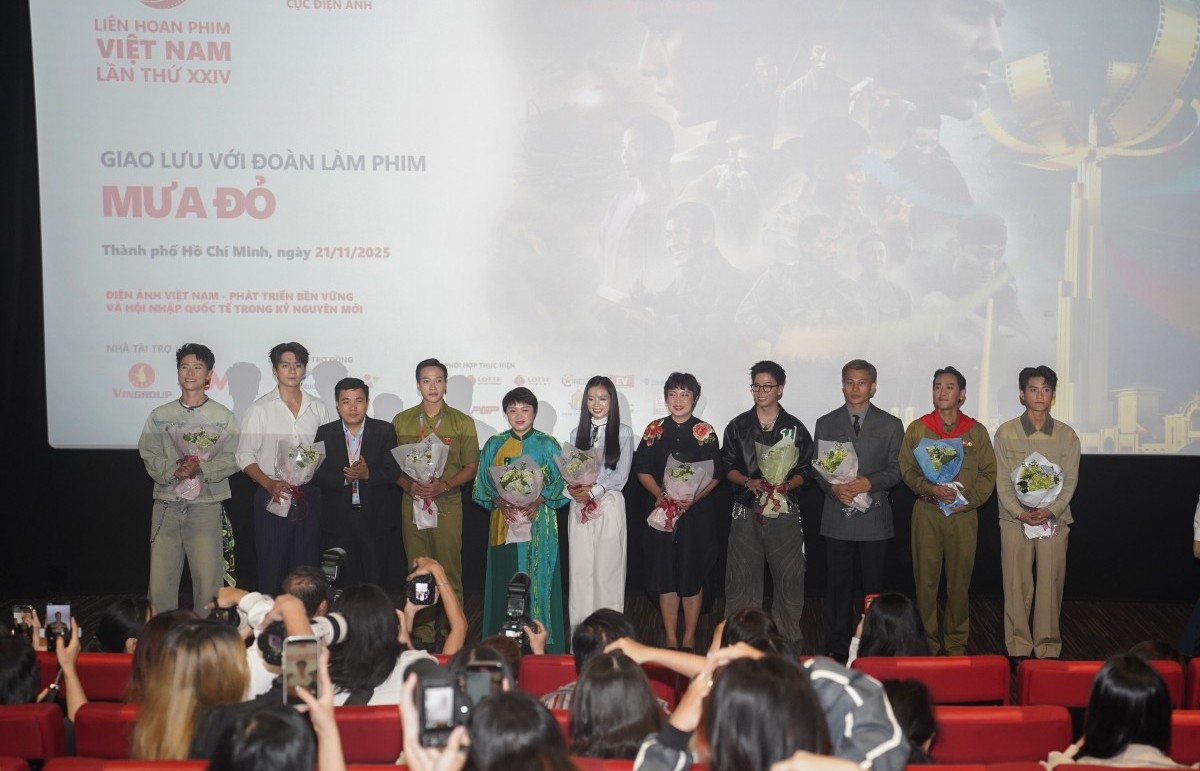 Dàn sao 'Mưa đỏ' bị vây kín bởi khán giả Liên hoan phim Việt Nam