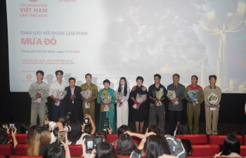 Dàn sao 'Mưa đỏ' bị vây kín bởi khán giả Liên hoan phim Việt Nam