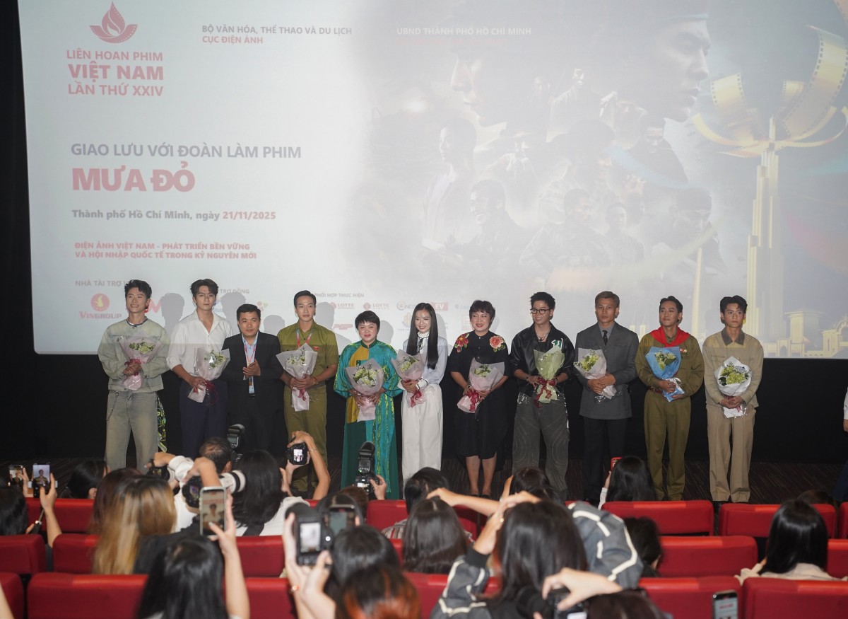 Dàn sao 'Mưa đỏ' bị vây kín bởi khán giả Liên hoan phim Việt Nam