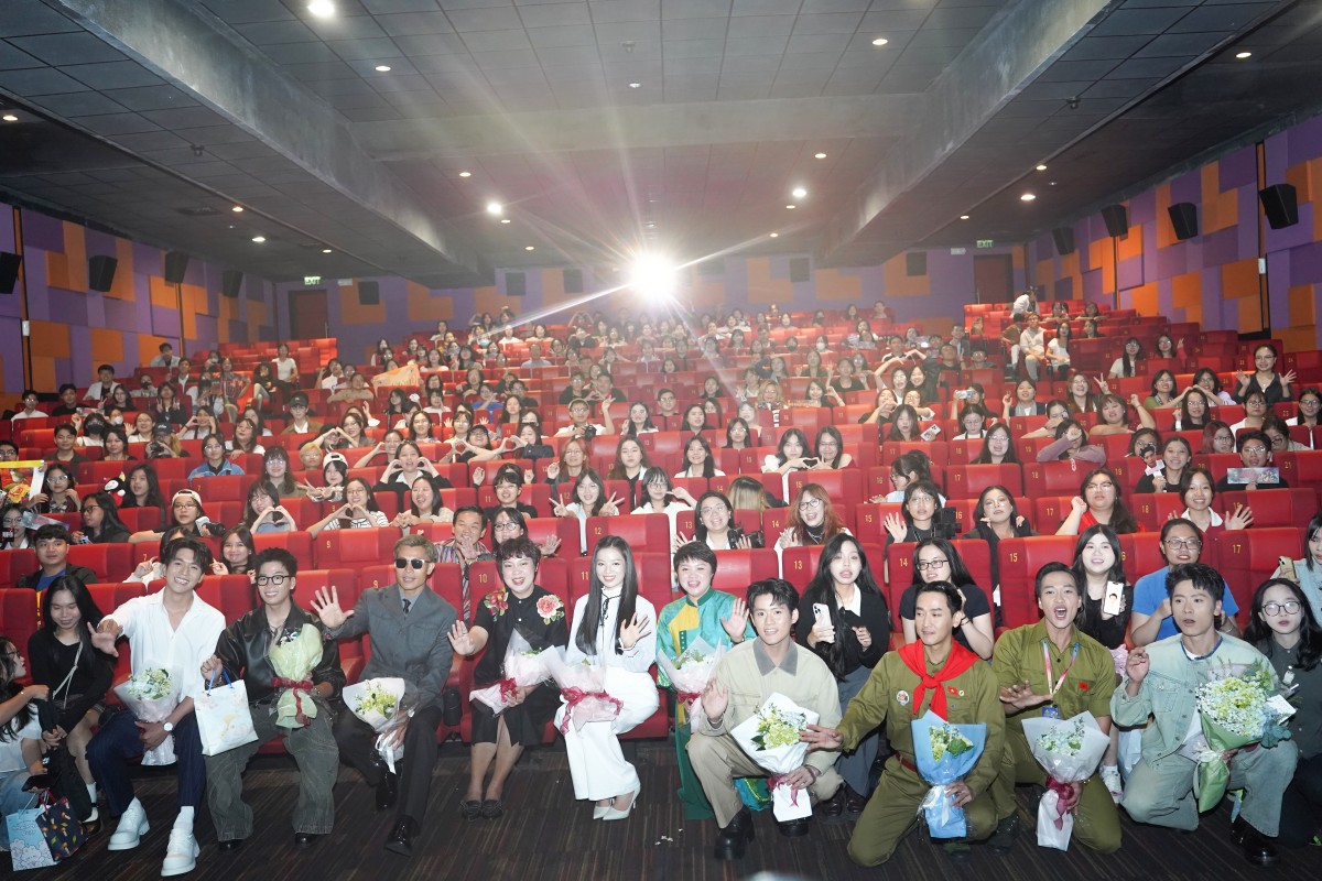 Dàn sao 'Mưa đỏ' bị vây kín bởi khán giả Liên hoan phim Việt Nam