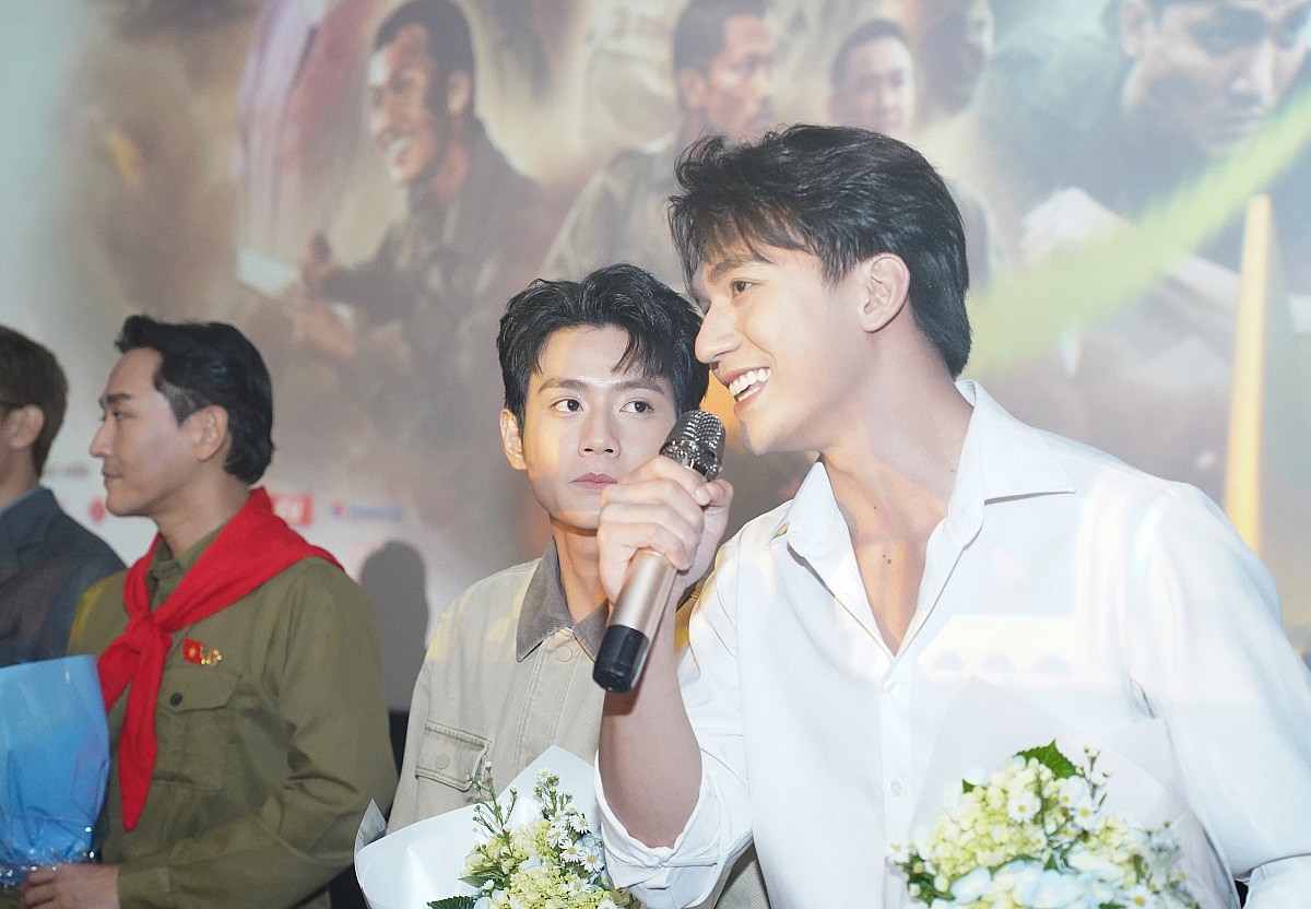 Dàn sao 'Mưa đỏ' bị vây kín bởi khán giả Liên hoan phim Việt Nam