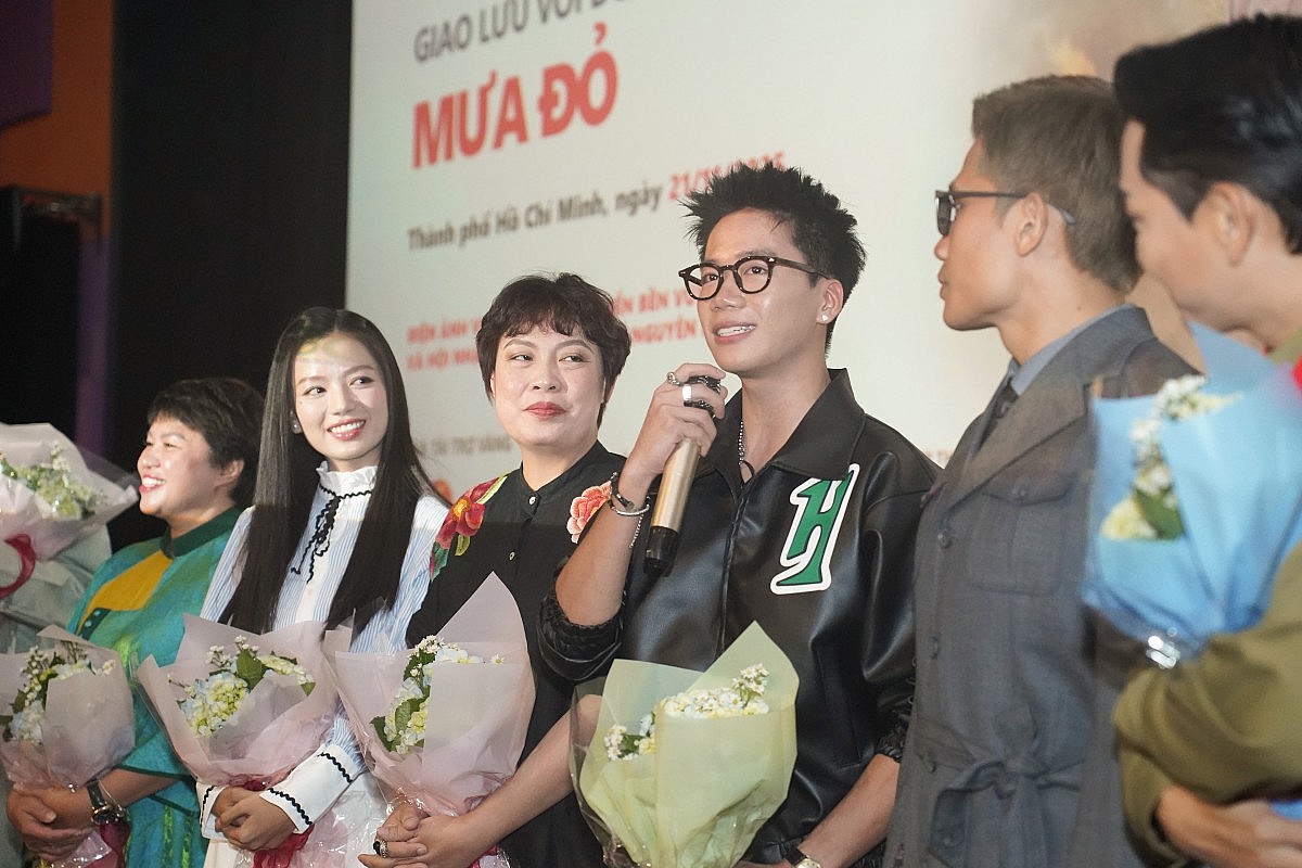 Dàn sao 'Mưa đỏ' bị vây kín bởi khán giả Liên hoan phim Việt Nam