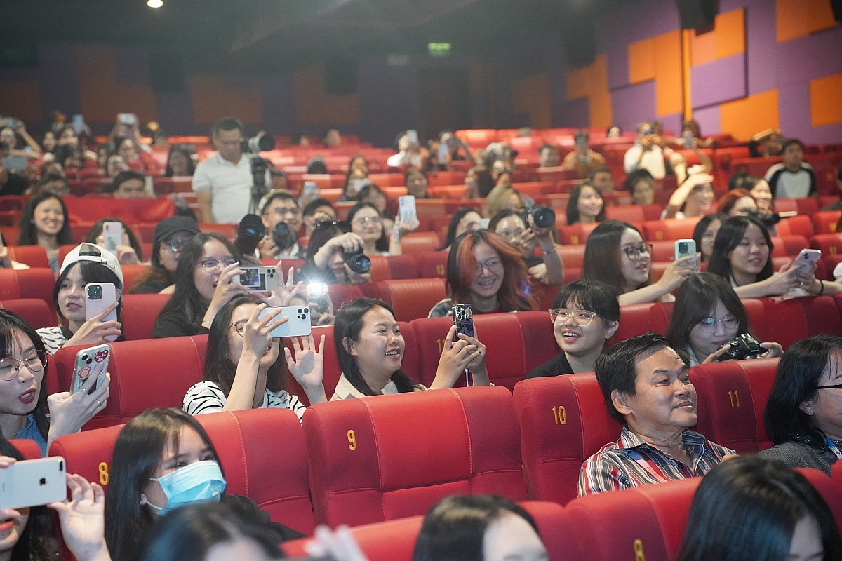 Dàn sao 'Mưa đỏ' bị vây kín bởi khán giả Liên hoan phim Việt Nam
