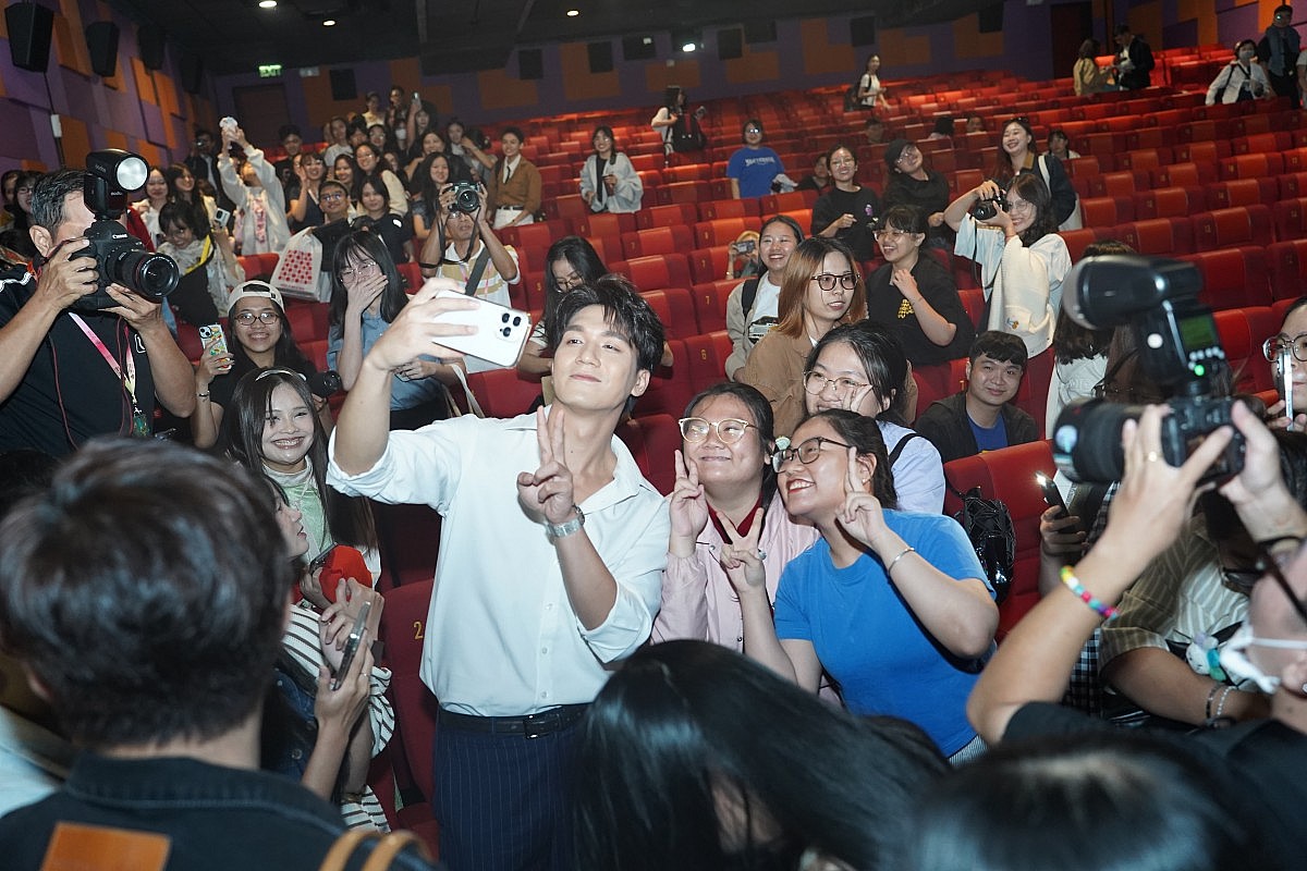 Dàn sao 'Mưa đỏ' bị vây kín bởi khán giả Liên hoan phim Việt Nam