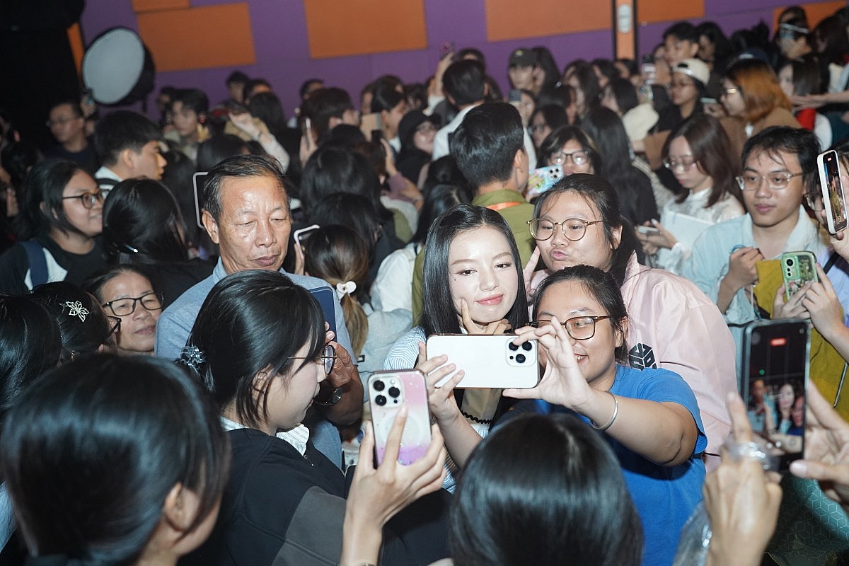 Dàn sao 'Mưa đỏ' bị vây kín bởi khán giả Liên hoan phim Việt Nam