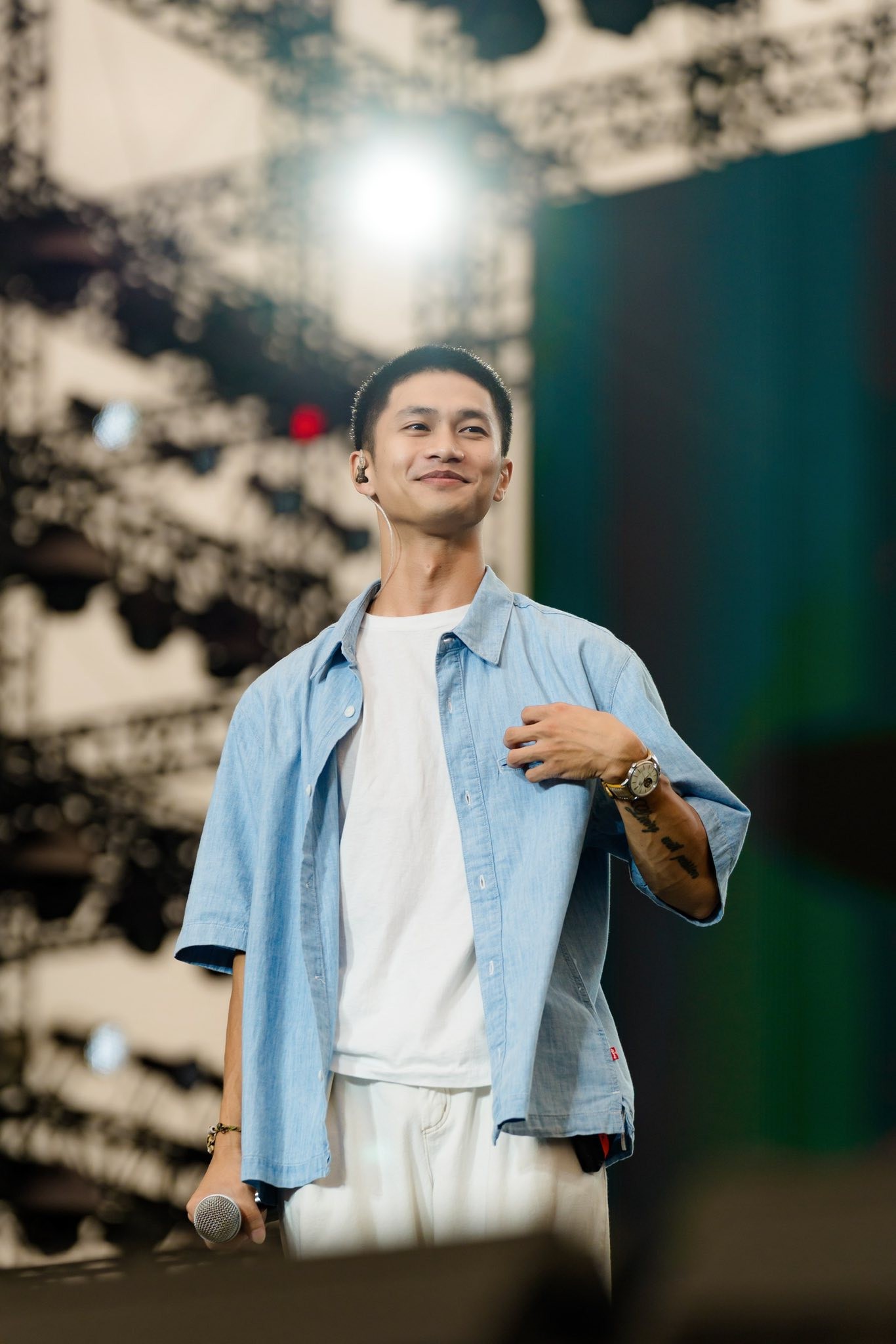 Nguyễn Hùng: Từ thợ điện ôtô đến ngôi sao 'Mưa đỏ' và chàng nhạc sĩ của 'Phép màu'