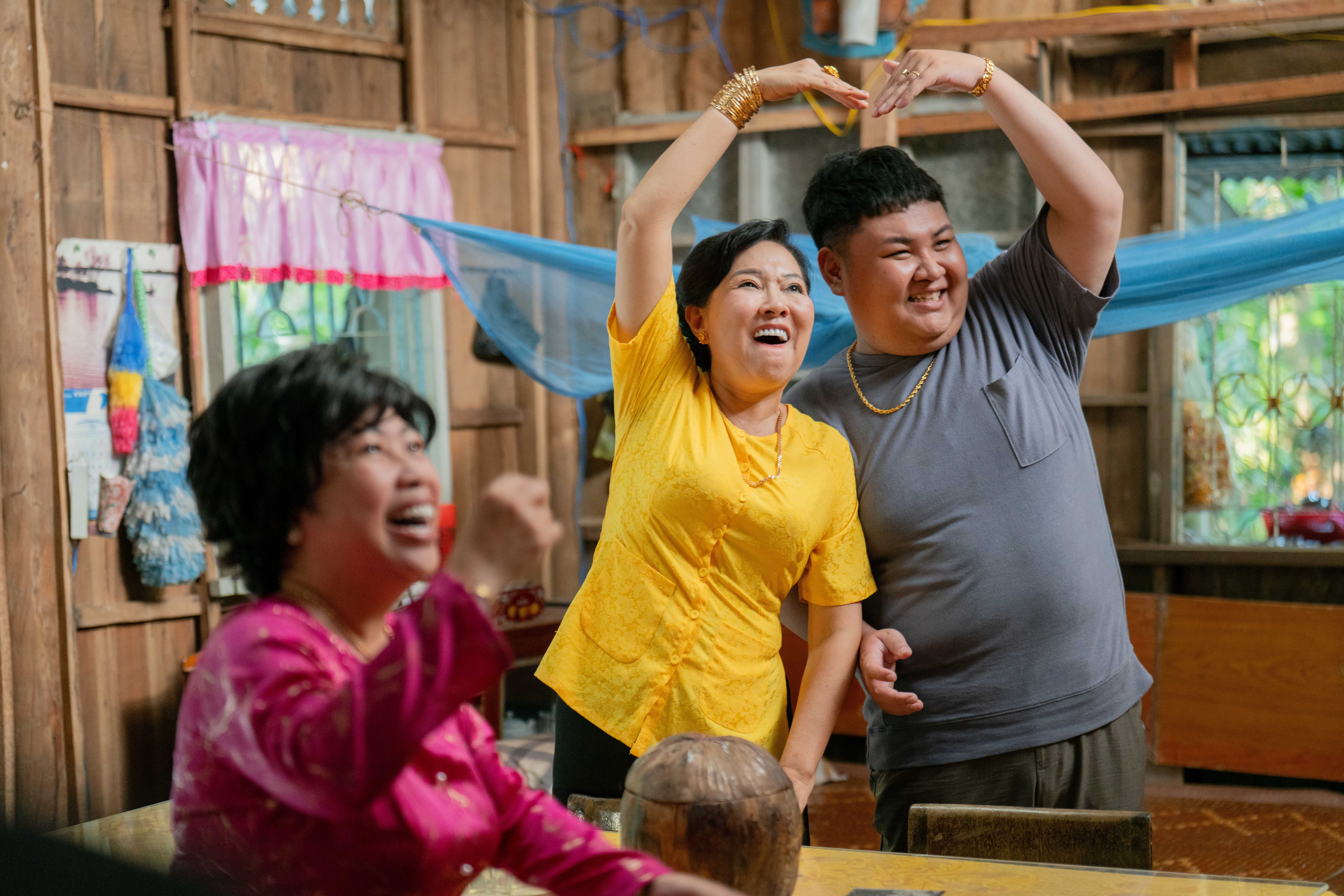 Bộ ba 'nấu xói' trong 'Cưới vợ cho cha' khiến ông Sáu Sếu Hữu Châu và bà hai Hành Hồng Vân cạn lời