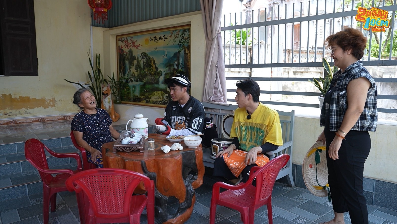 '2 ngày 1 đêm': Kiều Minh Tuấn - Dương Lâm kiếm chuyện với mẹ già Trường Giang, 'ganh tỵ' út Hiếu