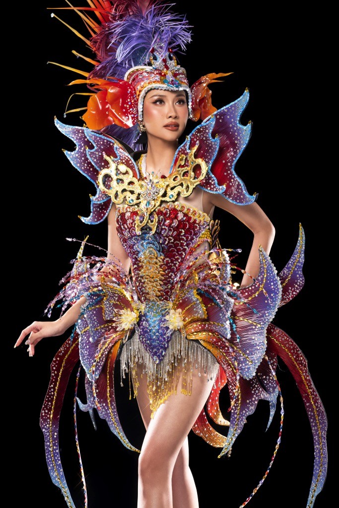 Hoa hậu Phương Linh hé lộ trang phục Carnival Costume lấy cảm hứng từ 'Cá chép hóa rồng' tại 'Miss Cosmo 2025'
