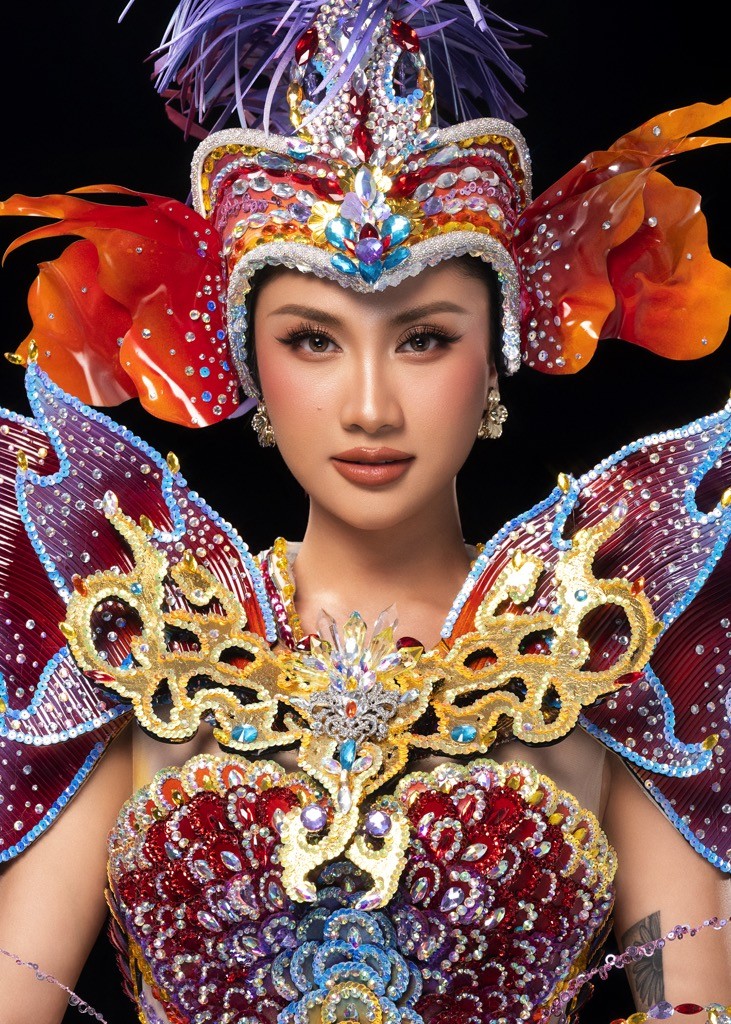 Hoa hậu Phương Linh hé lộ trang phục Carnival Costume lấy cảm hứng từ 'Cá chép hóa rồng' tại 'Miss Cosmo 2025'