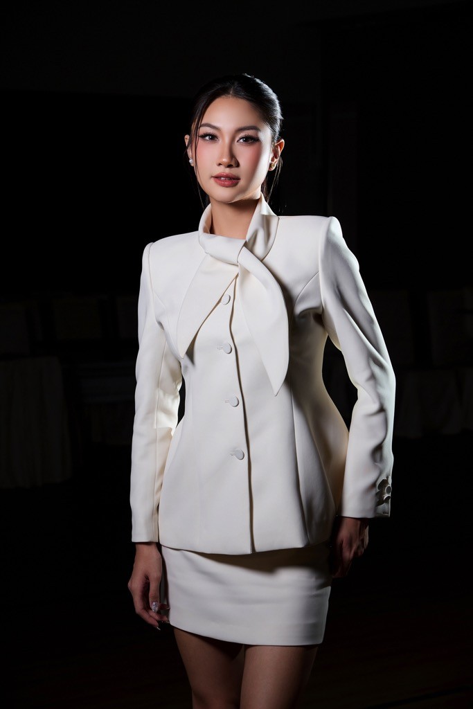 Hoa hậu Phương Linh hé lộ trang phục Carnival Costume lấy cảm hứng từ 'Cá chép hóa rồng' tại 'Miss Cosmo 2025'