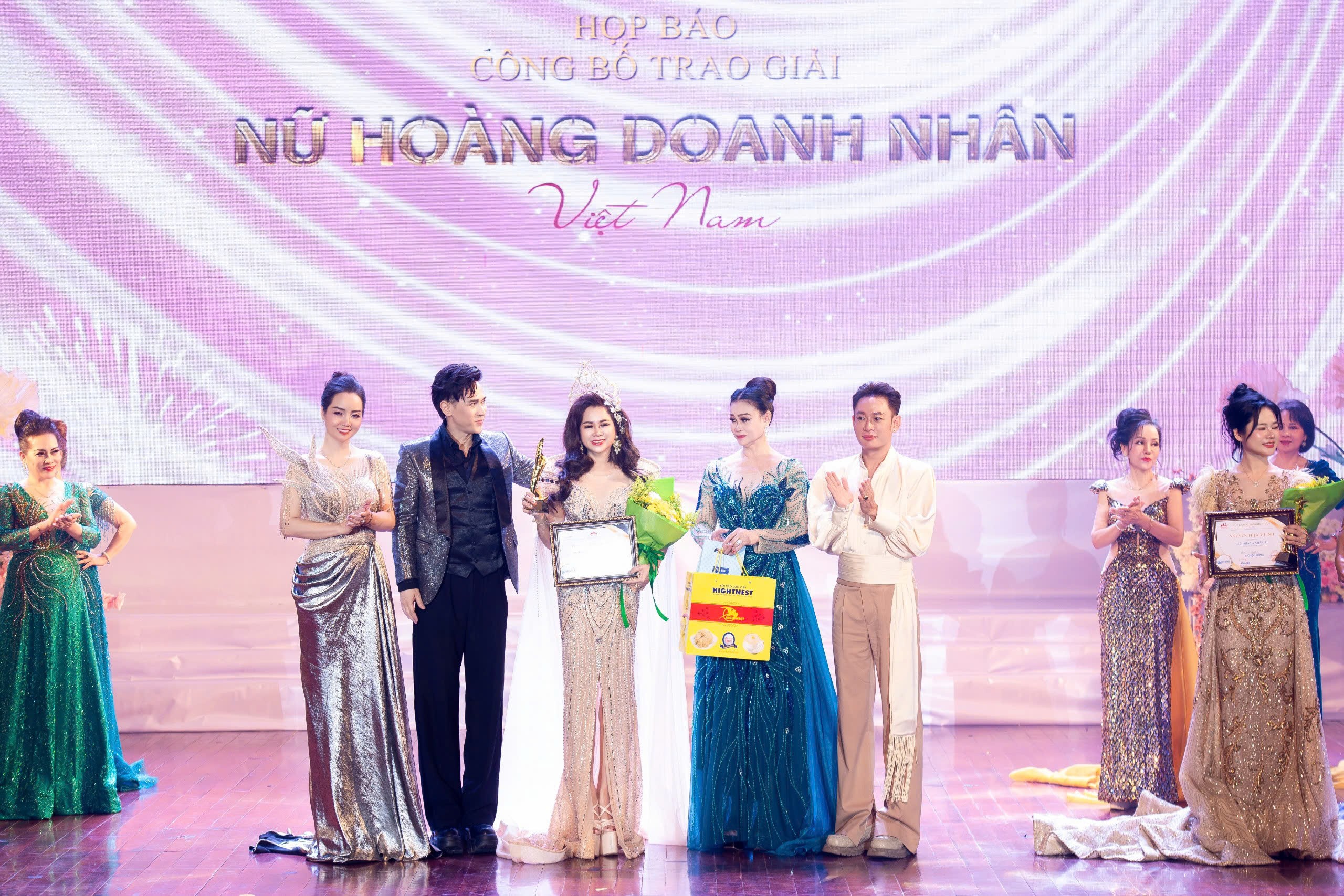 Nguyên Vũ, Băng Châu, Cát Tường, Mai Thu Huyền ngồi 'ghế nóng' cuộc thi 'Nữ hoàng doanh nhân Việt Nam 2025'