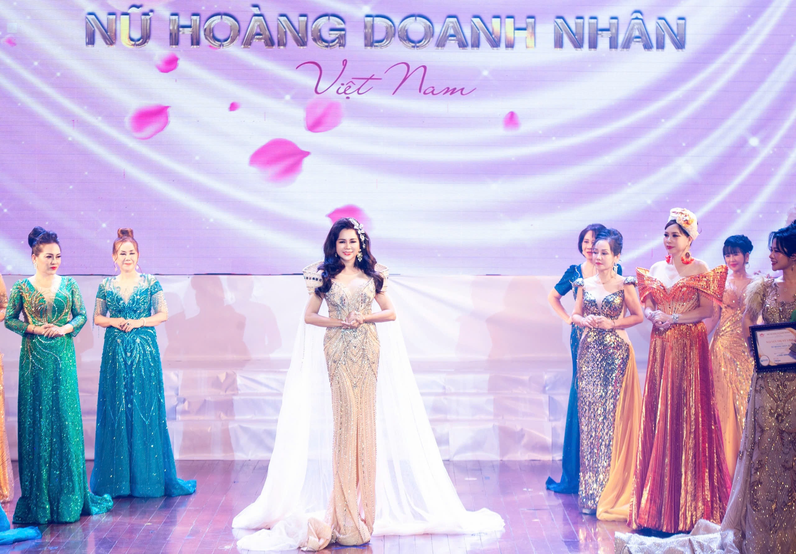Nguyên Vũ, Băng Châu, Cát Tường, Mai Thu Huyền ngồi 'ghế nóng' cuộc thi 'Nữ hoàng doanh nhân Việt Nam 2025'