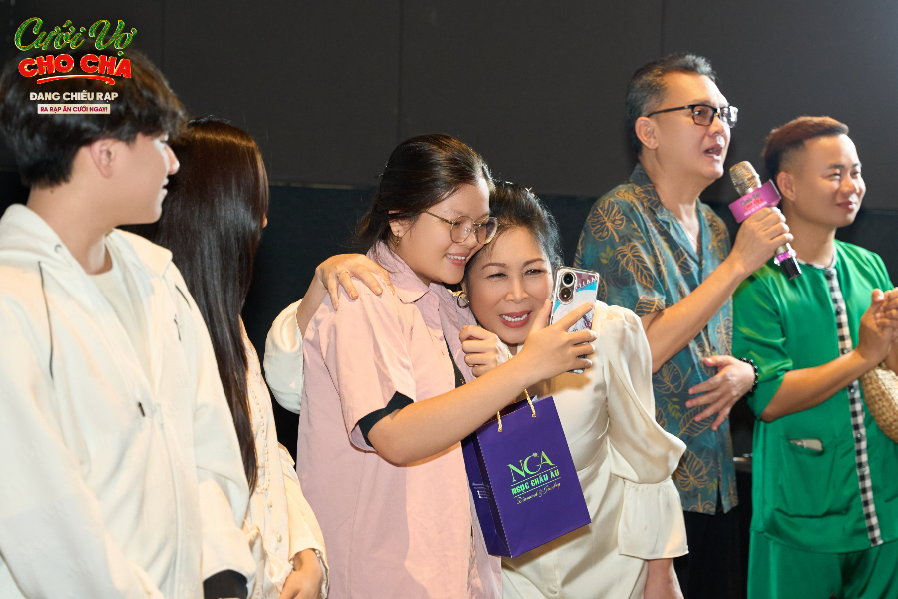 Cinetour 'Cưới vợ cho cha': Gặp gỡ khán giả miền Tây, lan tỏa yêu thương gia đình