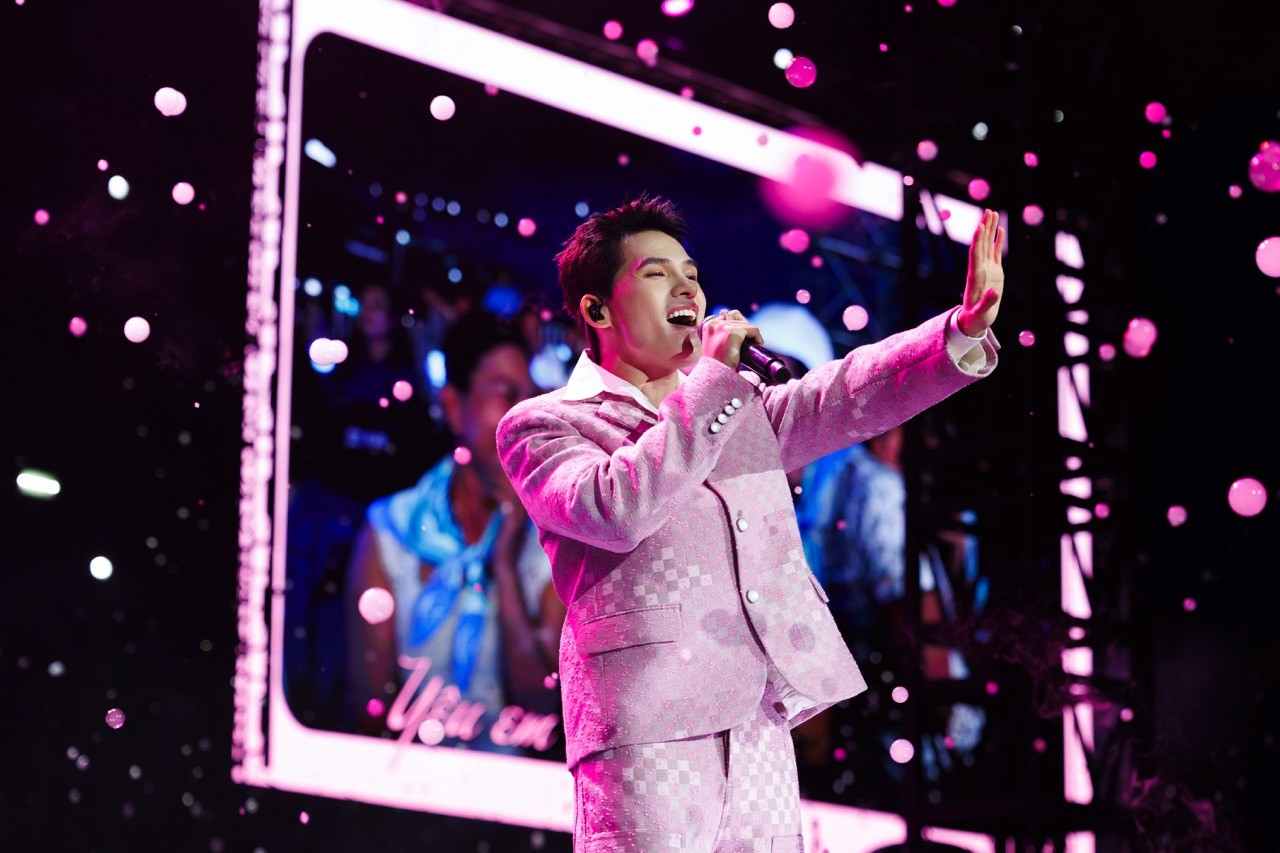 Quốc Thiên ủng hộ 200 triệu đồng đến đồng bào miền Trung gặp thiên tai ngay giữa lúc trình diễn tại Live concert 'Skynote 2025'