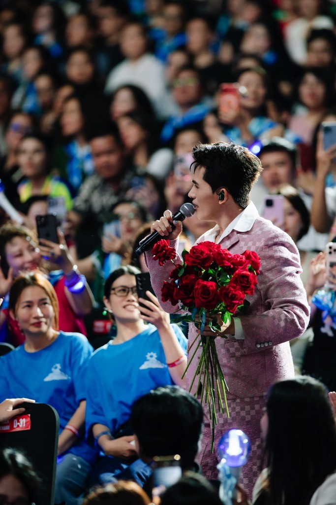 Quốc Thiên ủng hộ 200 triệu đồng đến đồng bào miền Trung gặp thiên tai ngay giữa lúc trình diễn tại Live concert 'Skynote 2025'